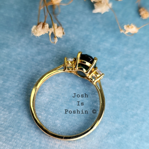 1.95ct Emerald three-stone cocktail ring in 10K yellow gold - Picture 6 of 17